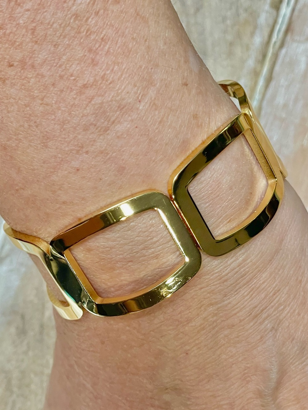 Women's Chunky Gold Open Square-Link Bracelet - Elegant Fashion Accent